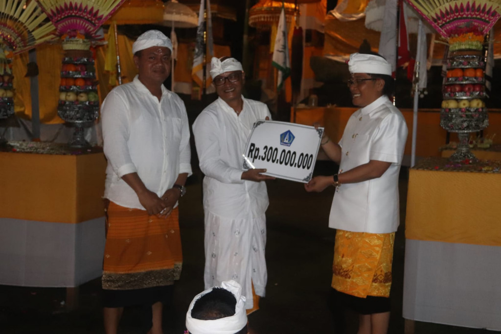 Bupati Sembahyang Pujawali di Pura Pucak Sari Sangeh